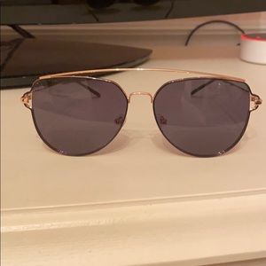 Trendy black lens sunglasses😎